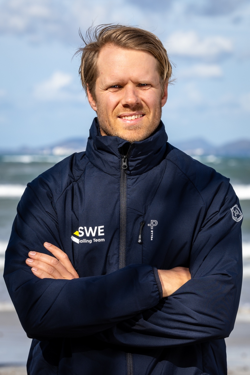 https://www.swesailingteam.se//explorer/images/Coacher%20%26%20Team/SWE-Sailing-Team-Coach-Victor-Bergstroem-2024-Foto-Svenska-Seglarfoerbundet-Niklas-Axhede.jpg