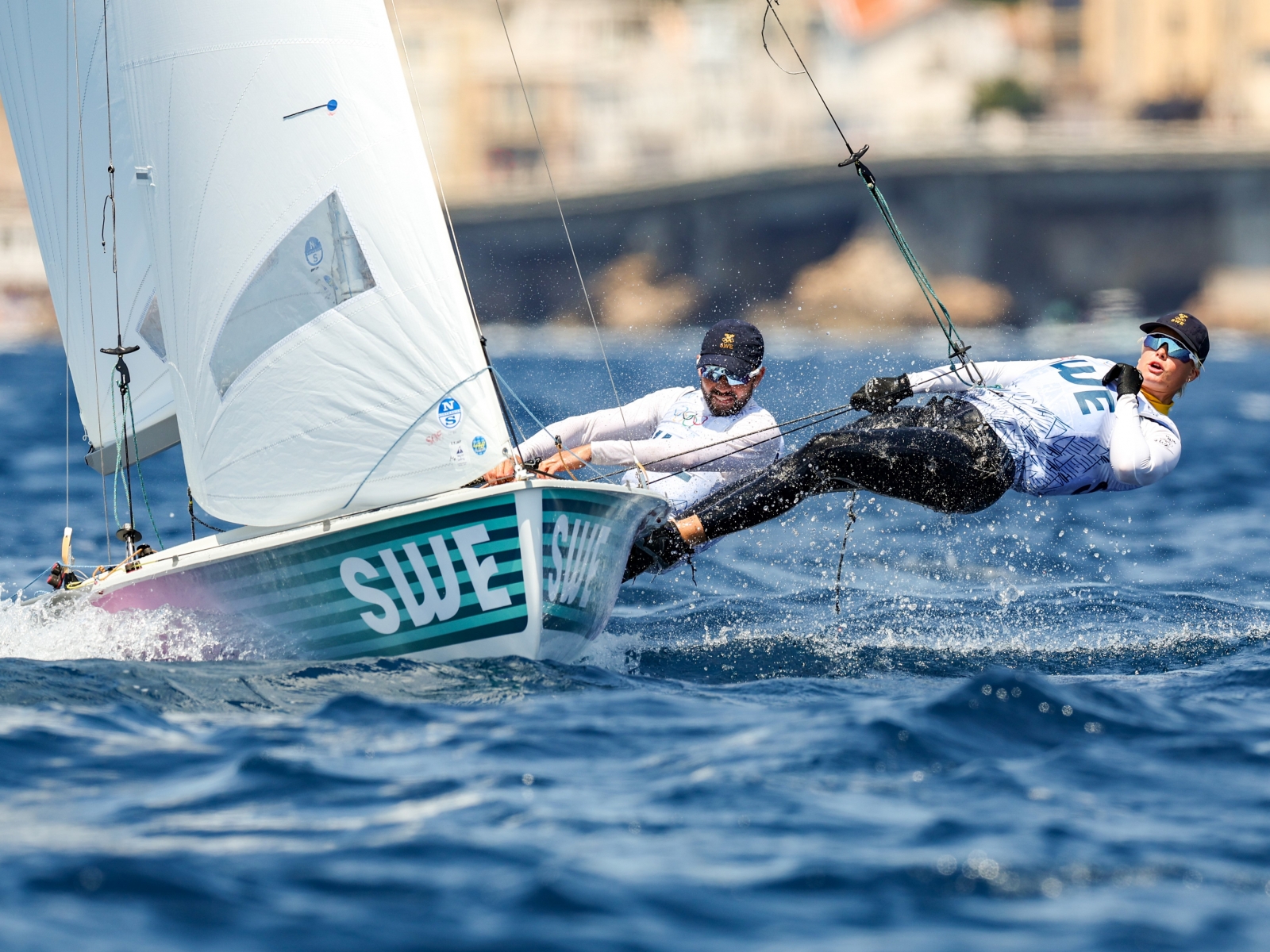 image: Anton och Lovisa jagar medalj i 470-finalen